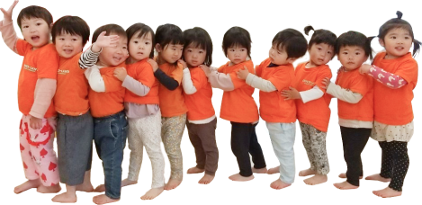 園児たちが並んでいる様子