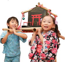 お神輿を担ぐ園児たち