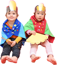 園児が並んで座る様子