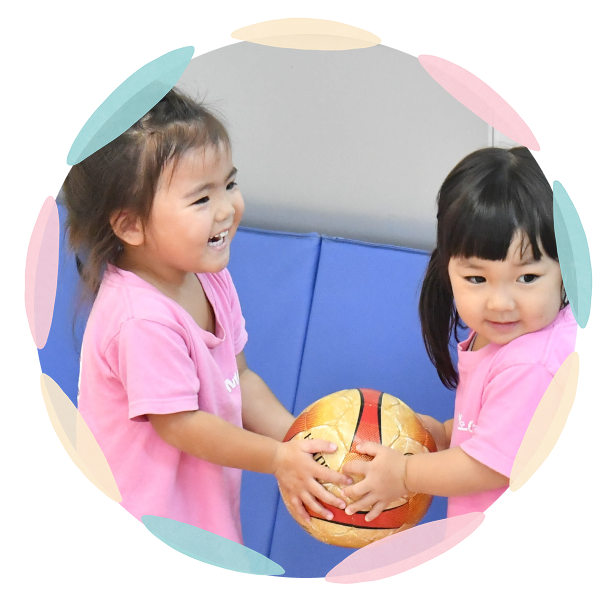 ボール遊びをする園児たち