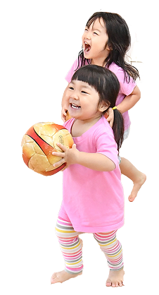 ボール遊びをする園児たち