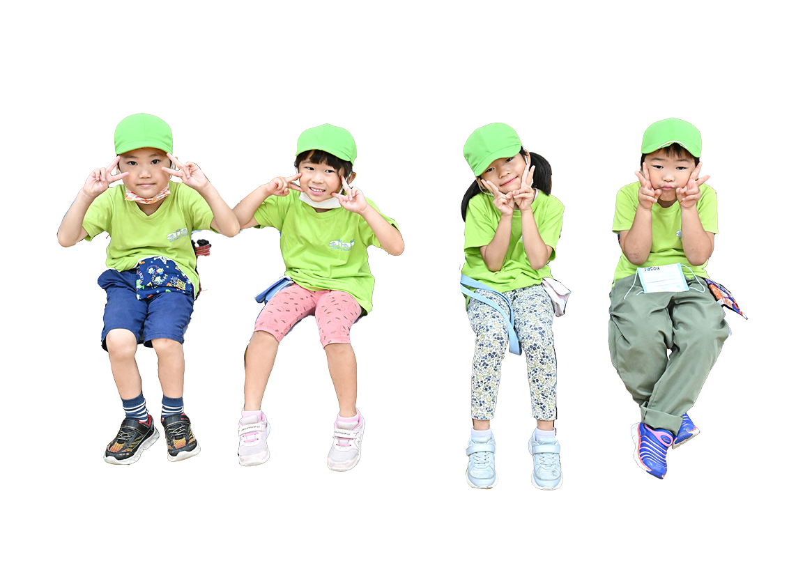 カメラにピースをする園児たち