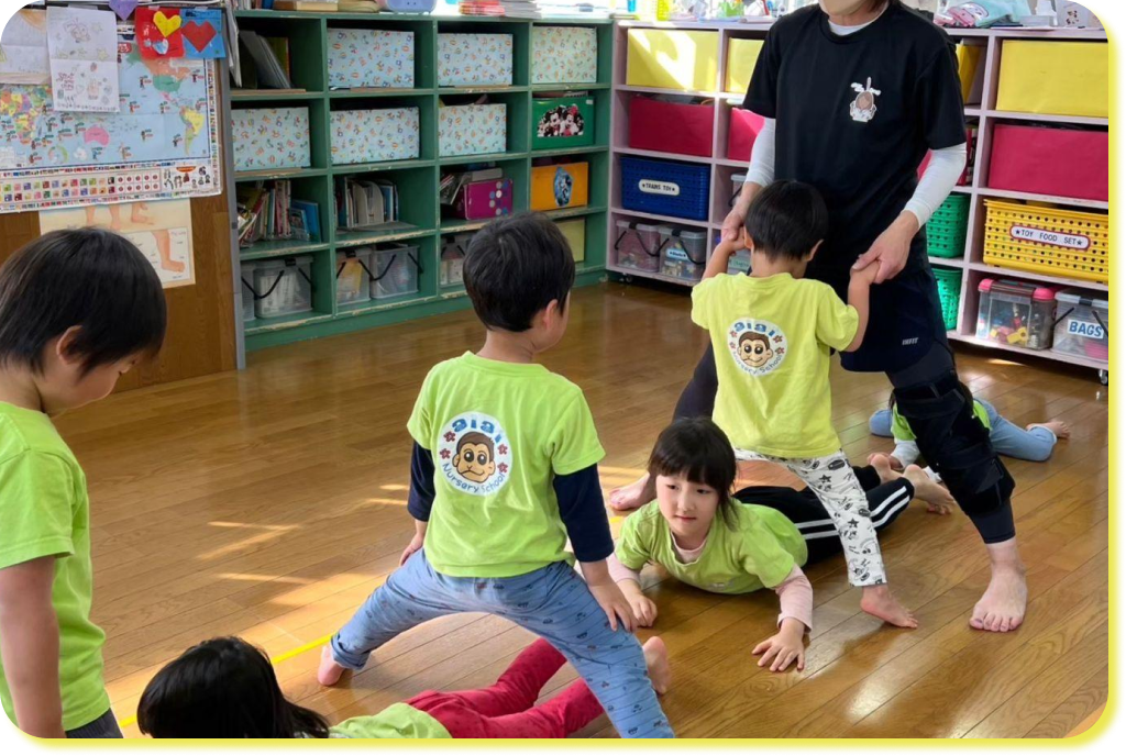 アクティビティの体操教室で活動する園児たち