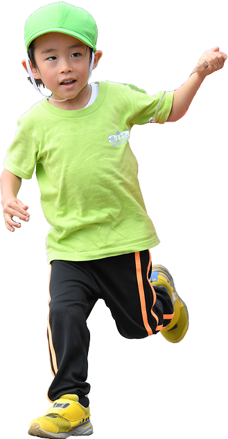 走っている園児