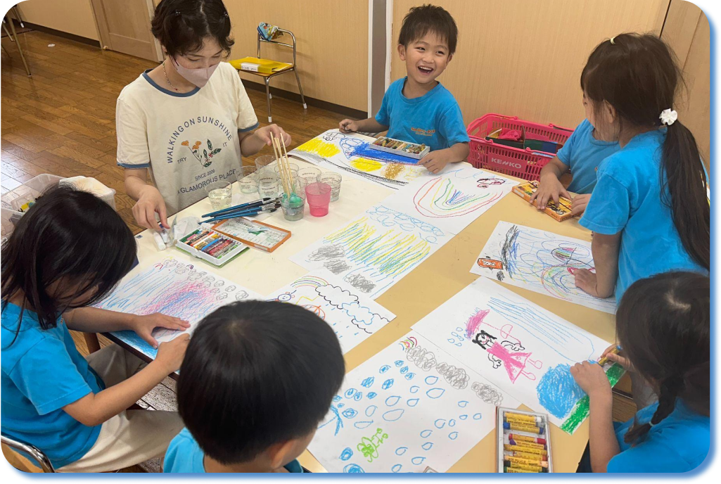 絵画のアクティビティで絵を描く園児たち