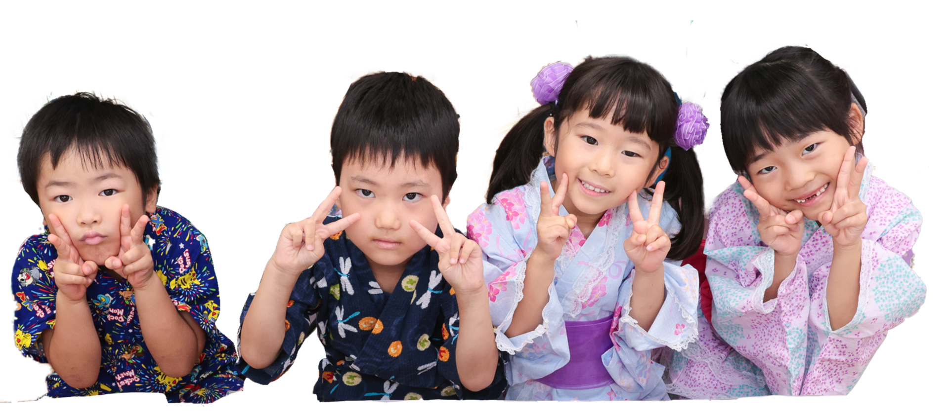 浴衣を着てピースをする園児たち