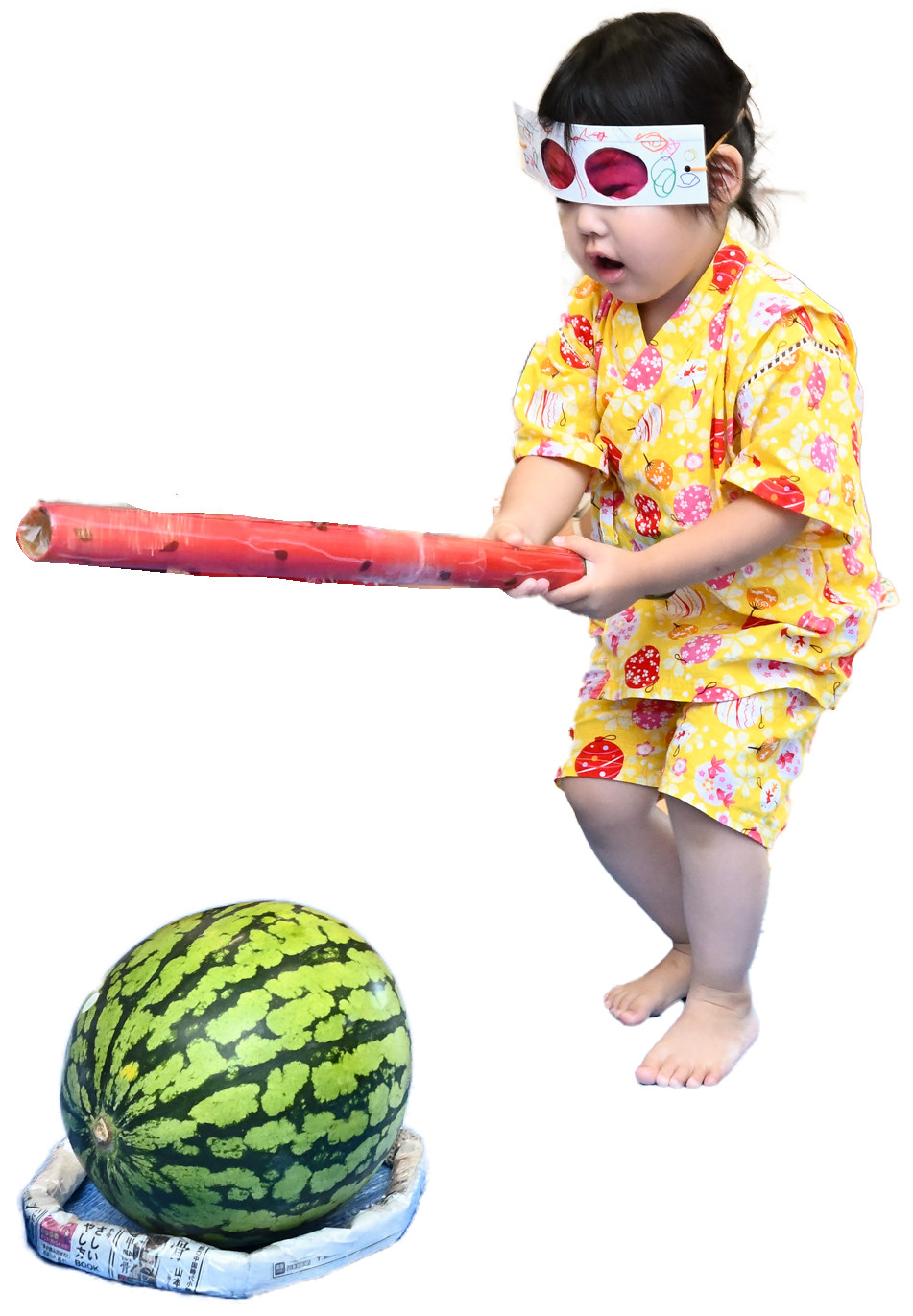 スイカ割りをする園児