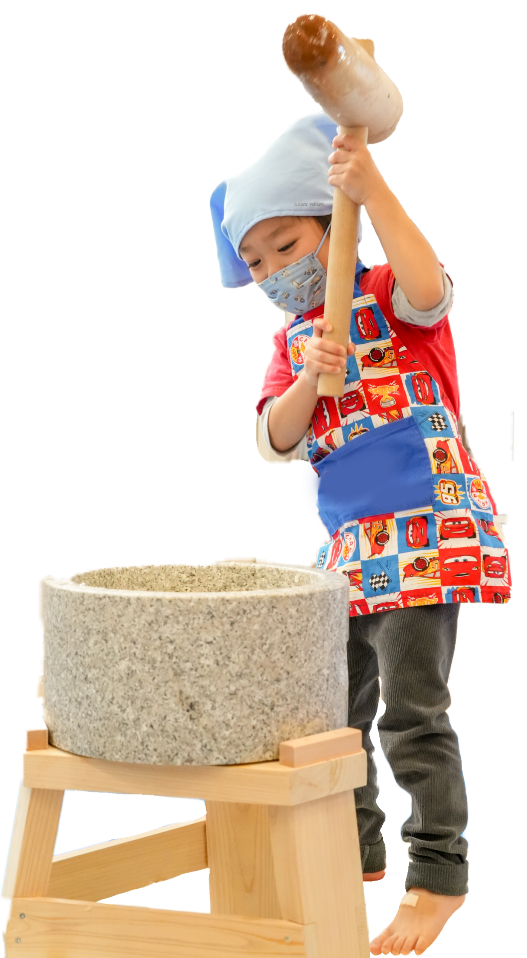 お餅をつく園児