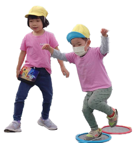 屋外で遊ぶ園児