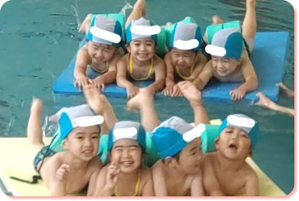 アクティビティのスイミングの一コマ