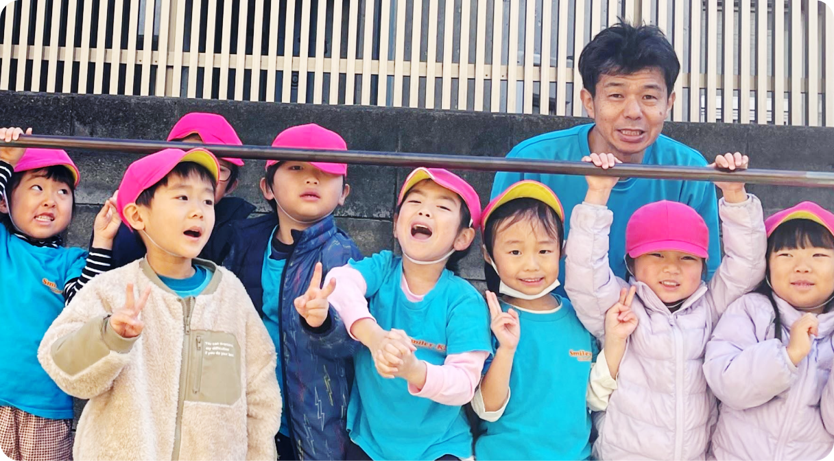 保育士と園児たち