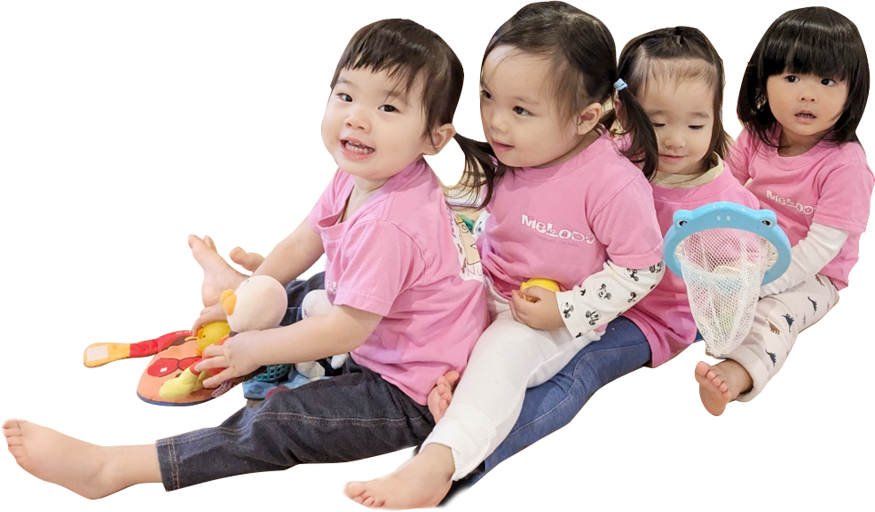 園児たちが並んで座る様子