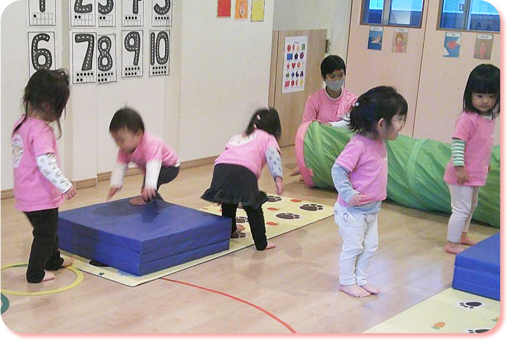 アクティビティの体操でいろいろな活動をする園児たち