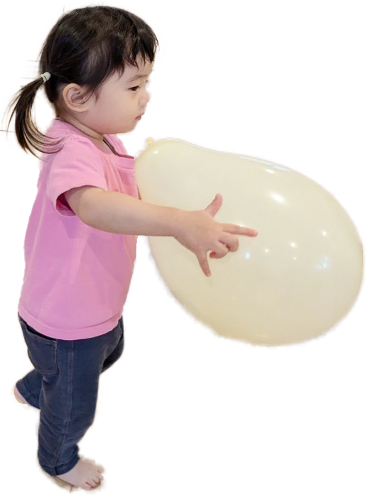 風船を持った園児
