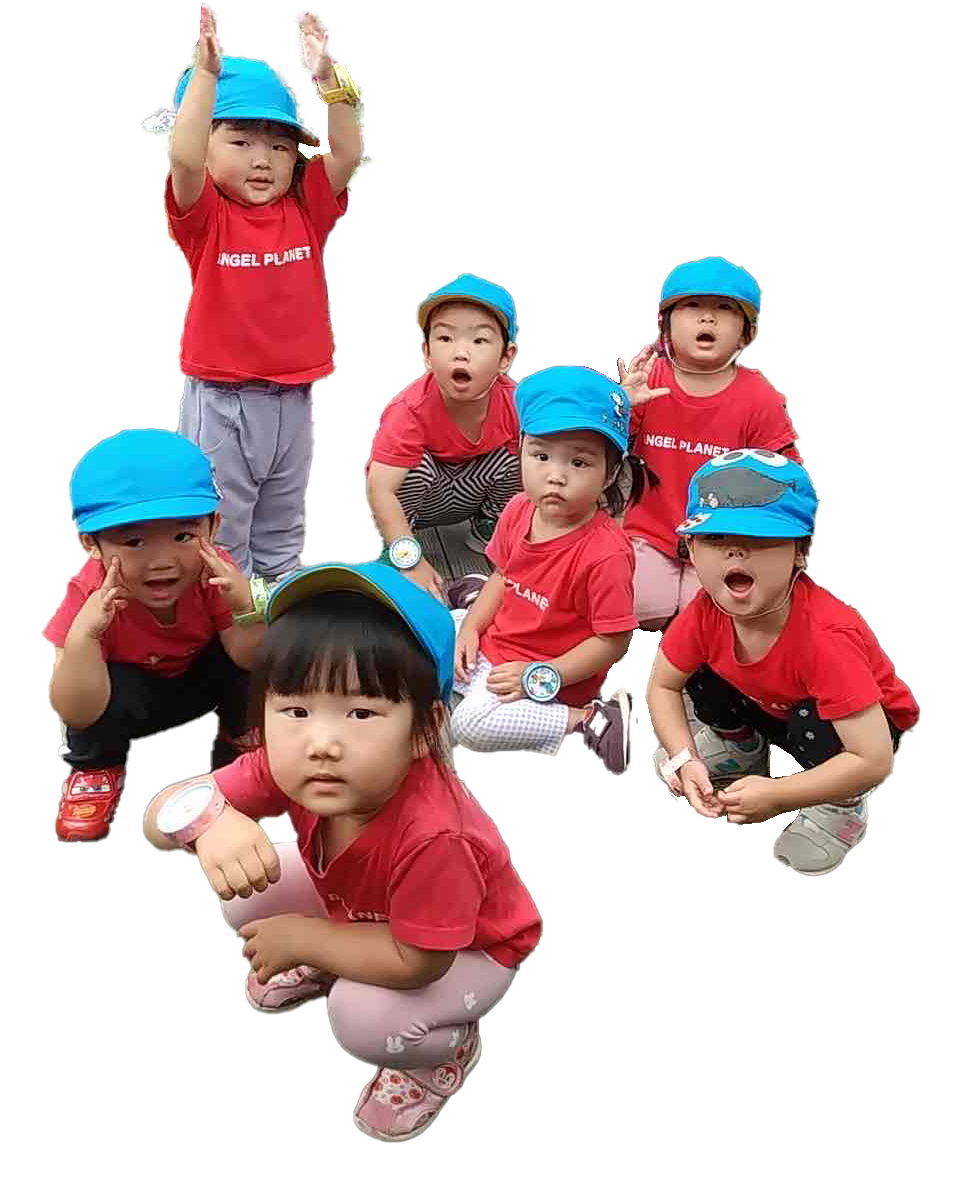 園児が並んで座る様子