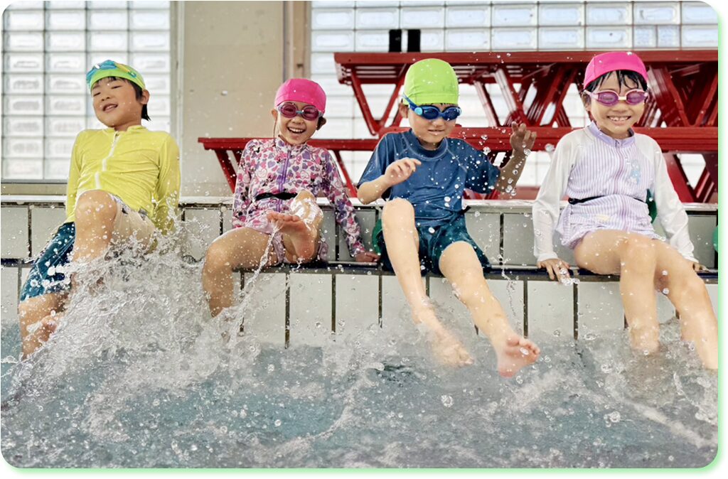 アクティビティのスイミングでバタ足をする園児たち