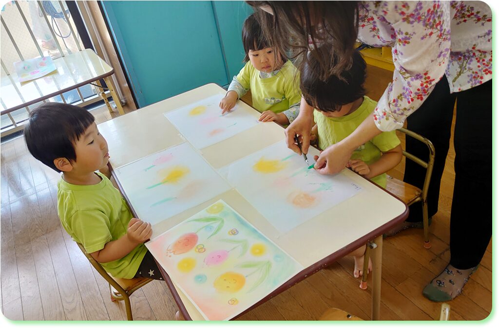 アクティビティのイングリッシュアートでお絵描きをする園児たち