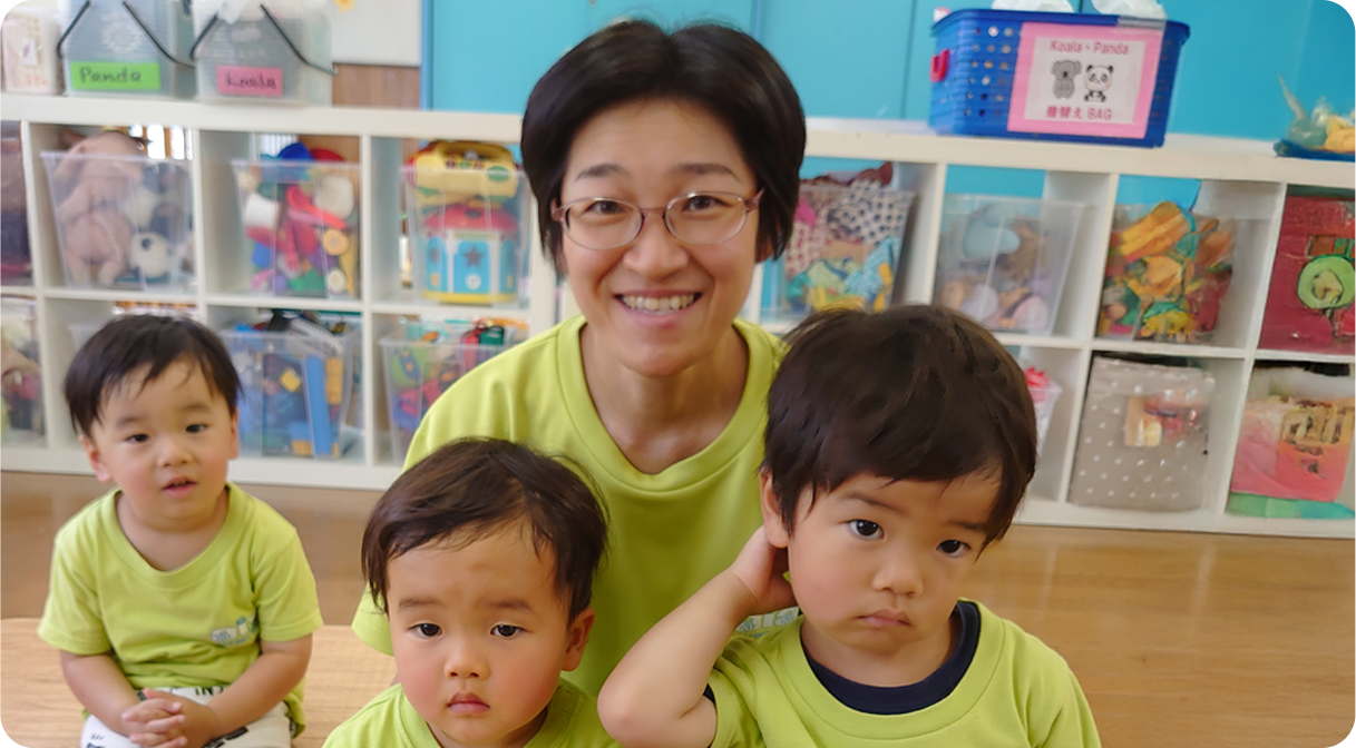 保育士と園児たち