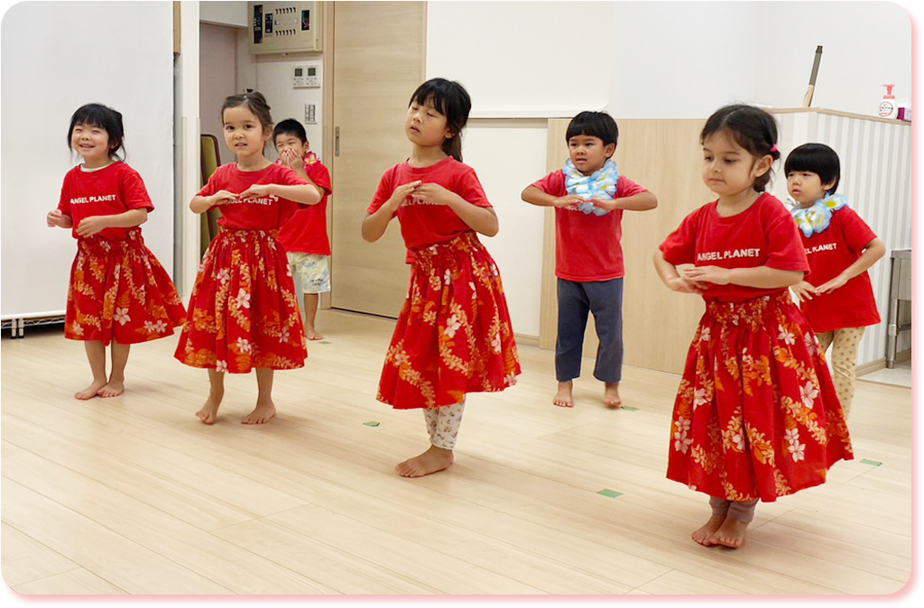 アクティビティのフラダンスで踊る園児たち