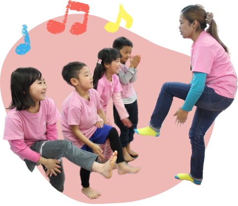 イングリッシュ・リトミックで、リズムに合わせて体を動かす園児たち