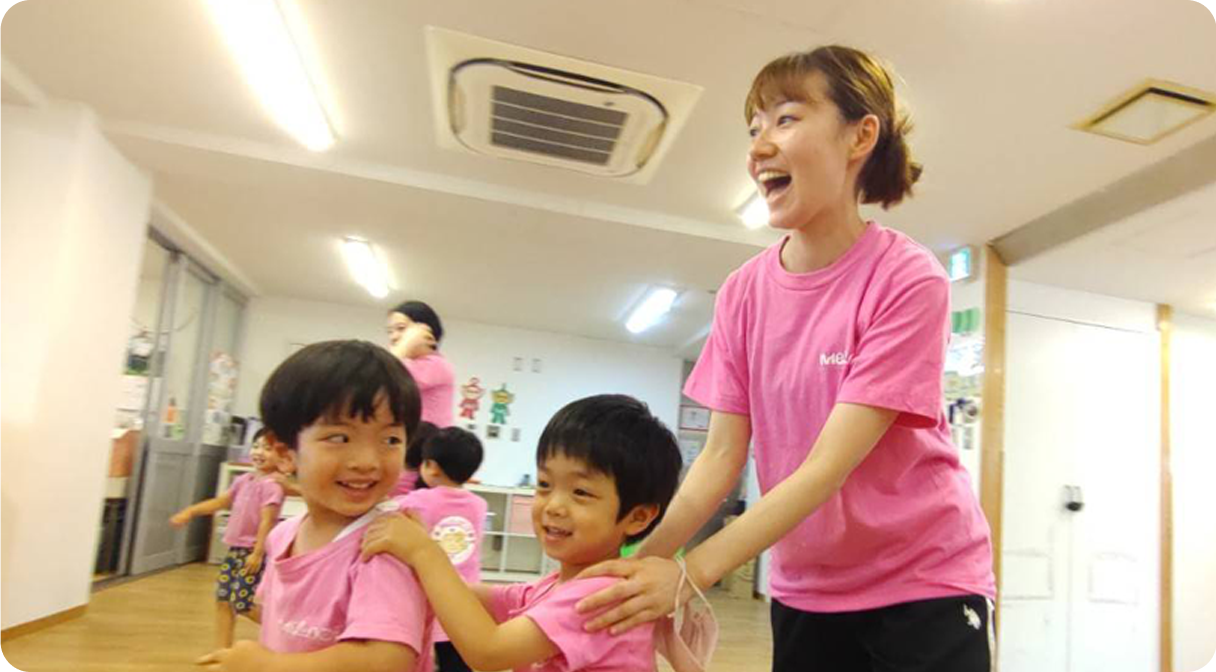 保育士と笑顔の園児
