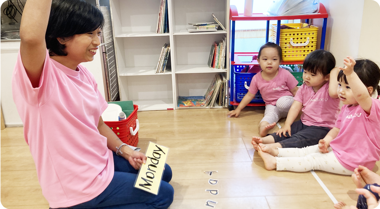 外国人スタッフと園児たち