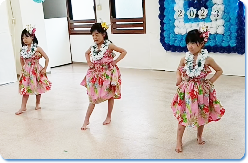 フラダンスのアクティビティでフラダンスを踊る園児たち