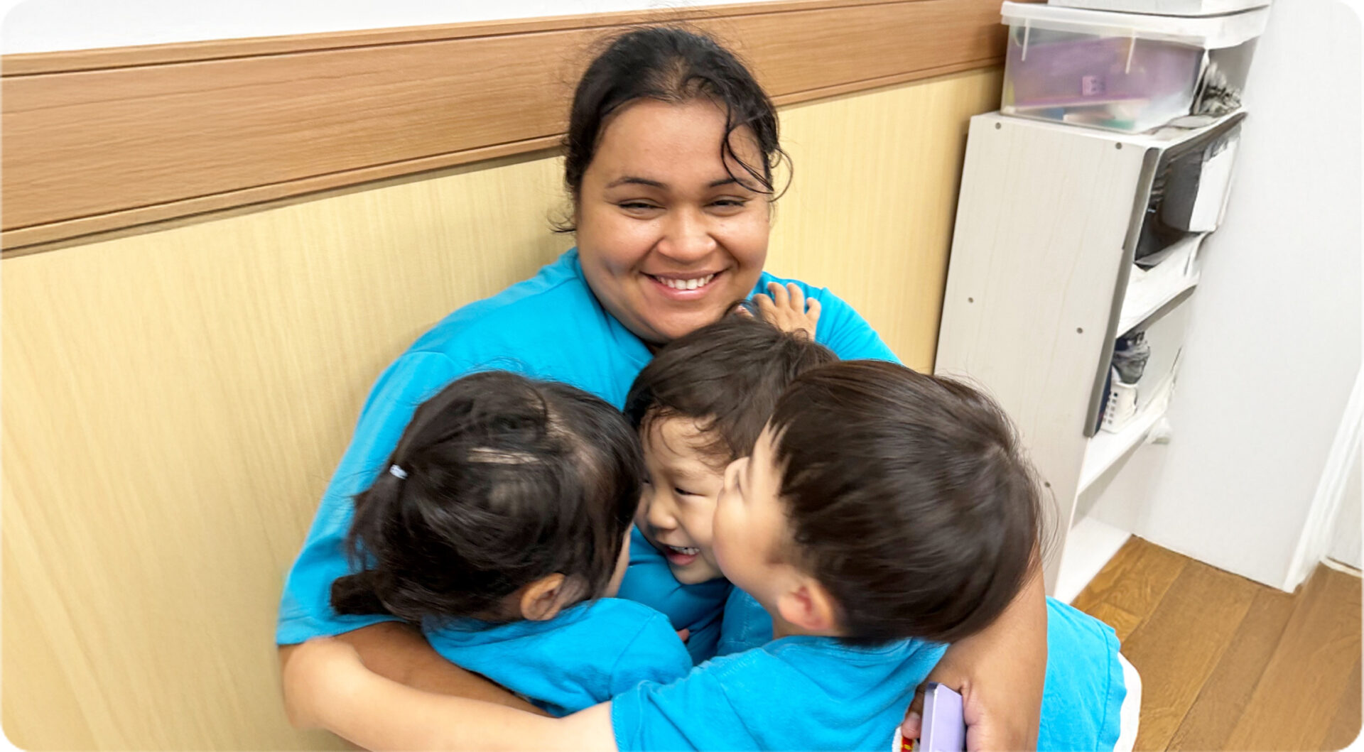 外国人スタッフと園児たち