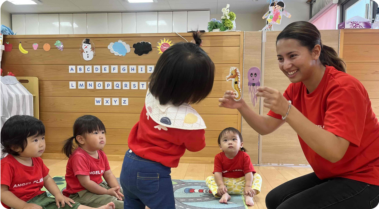 外国人スタッフと園児