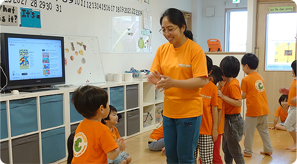 外国人スタッフと園児