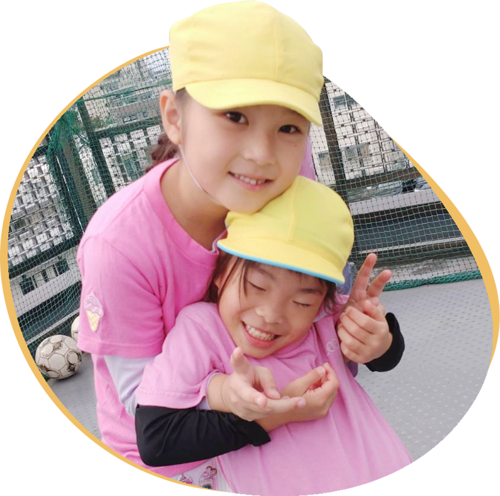 笑顔でカメラにピースをする園児