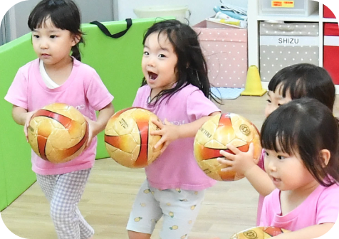 ボールで遊ぶ園児たち