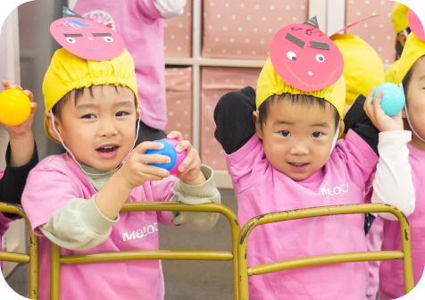 園で遊ぶ園児たち