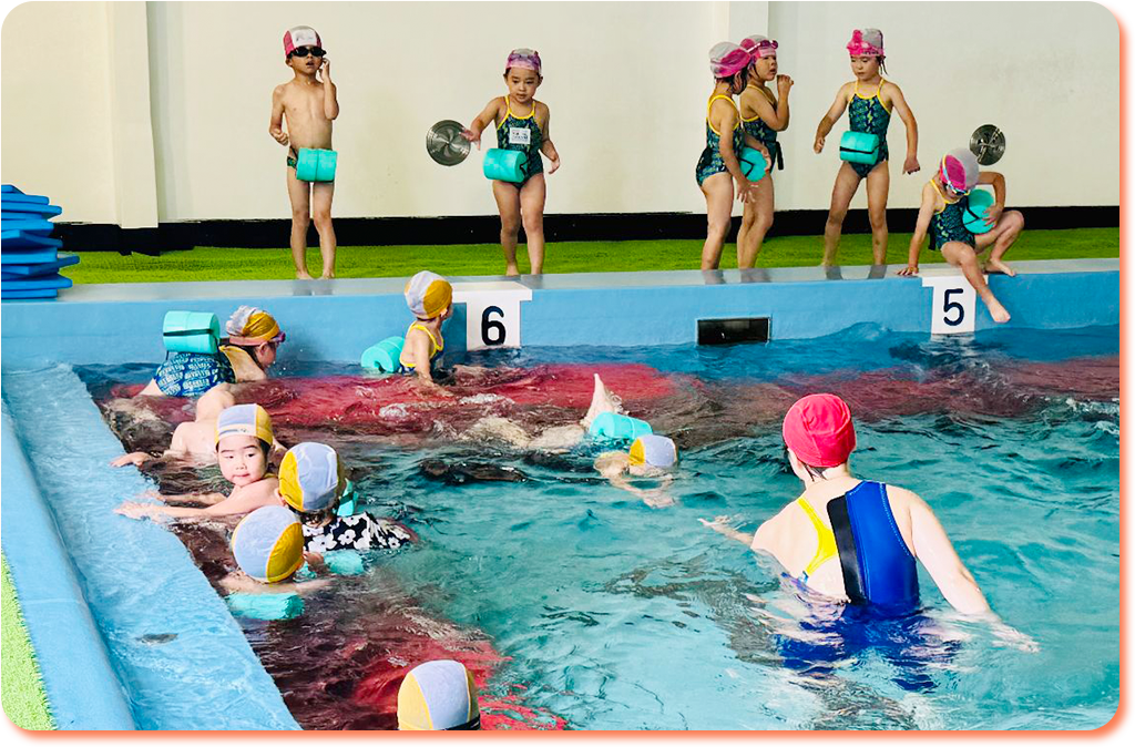 アクティビティのスイミングで、プールで泳ぐ様子