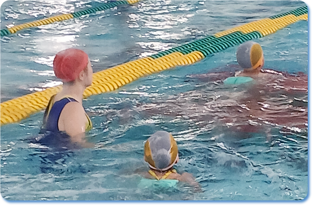 スイミングのアクティビティでプールで泳ぐ園児たち