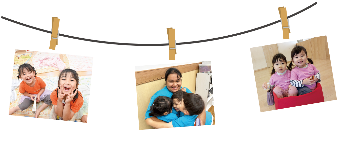 保育士と一緒に活動したり、笑顔でピースをする園児たち