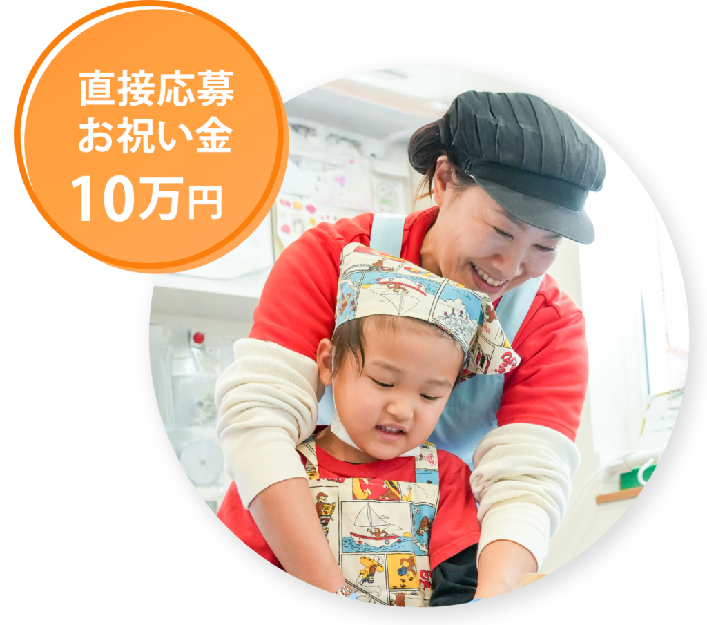 エプロンをつけて園児と調理を楽しむ保育士と園児